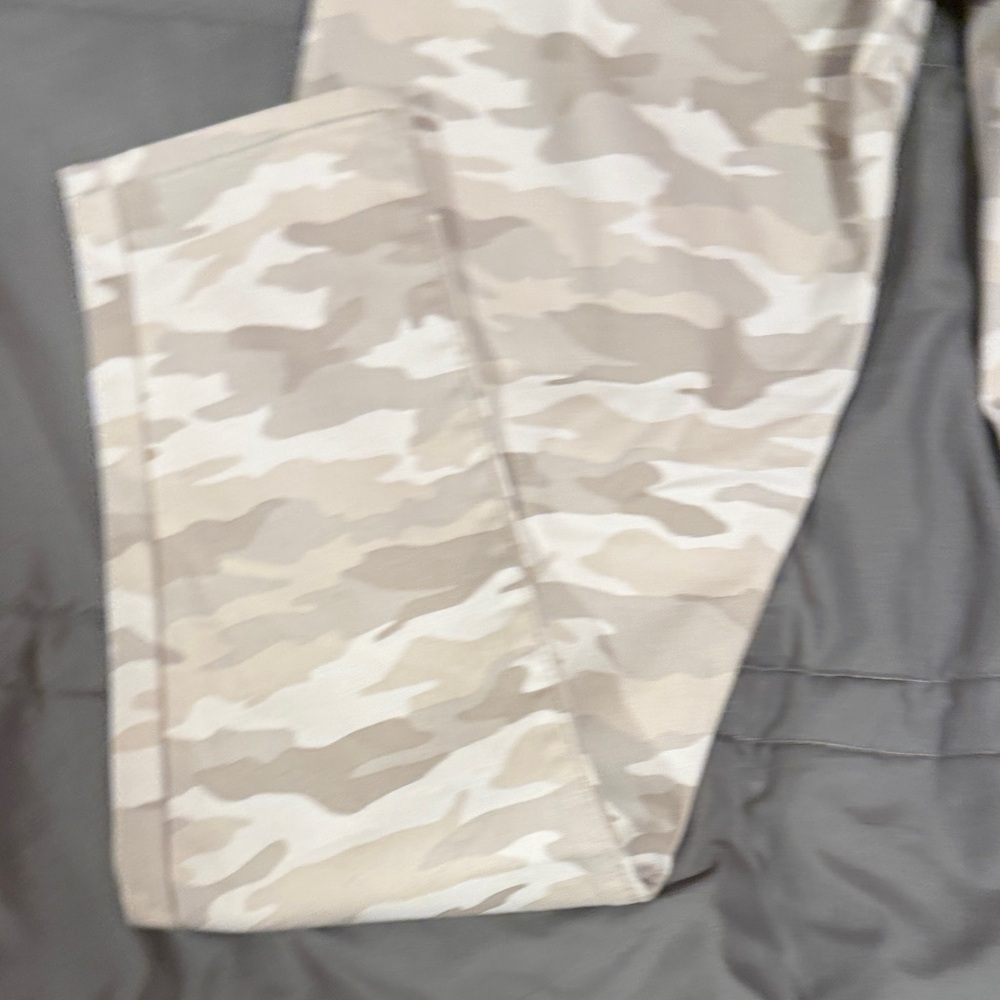 Levi's Beige Camo Pants - Picture 3 of 11